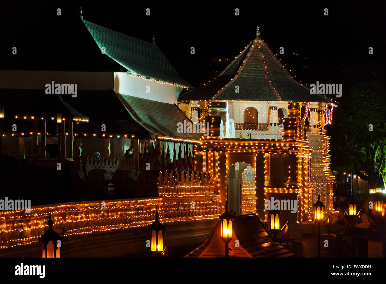 Nachtansicht des Tempel des Zahnes durch den Burggraben, Kandy, Sri Lanka Stockfoto