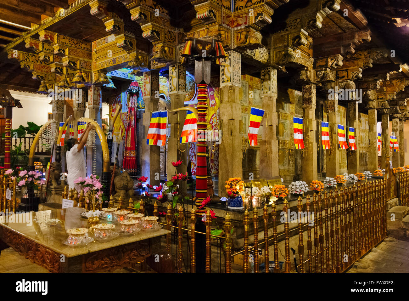 Im Inneren des Tempels des Zahnes, Kandy, Sri Lanka Stockfoto