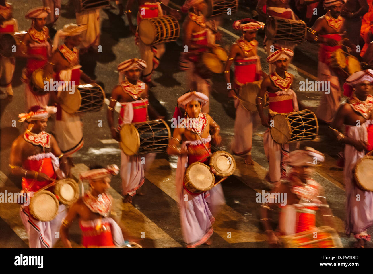 Trommler in der Prozession während Kandy Esala Perahera, Kandy, Sri Lanka Stockfoto