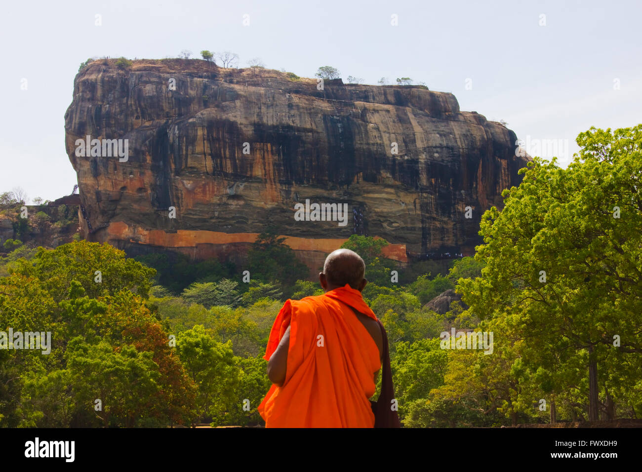 Mönch betrachten Sigiriya, Lion es Rock, UNESCO-Weltkulturerbe, Sri Lanka Stockfoto