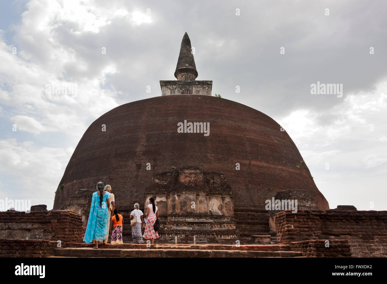 Touristen am Rankoth Vehera (der goldene Pinnacle Dagoba), Polonnaruwa, Sri Lanka Stockfoto