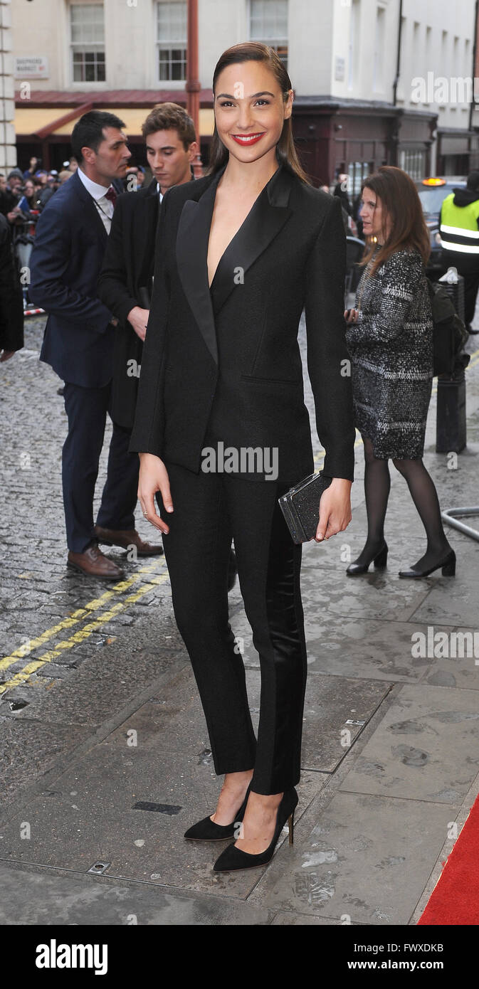 Israelische Schauspielerin und Model Gal Gadot besucht die UK Premiere von kriminellen Curzon Mayfair in London, England. 7. April 2016. © Paul Treadway Stockfoto