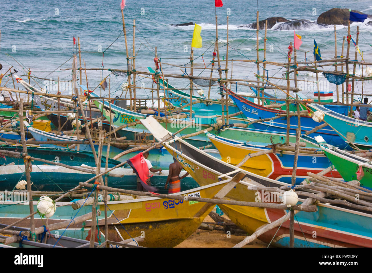 Angelboote/Fischerboote am Strand, Weligama, Sri Lanka Stockfoto