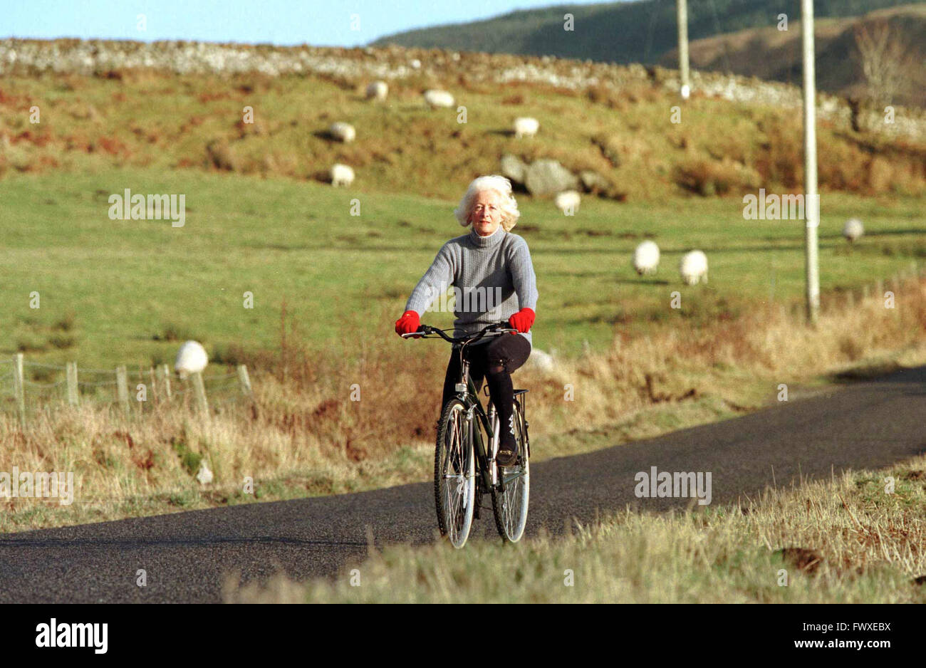 Frances Shand Kydd Radfahren in der Nähe von ihrem Haus auf der Insel Seil, Argyll, Schottland. Stockfoto