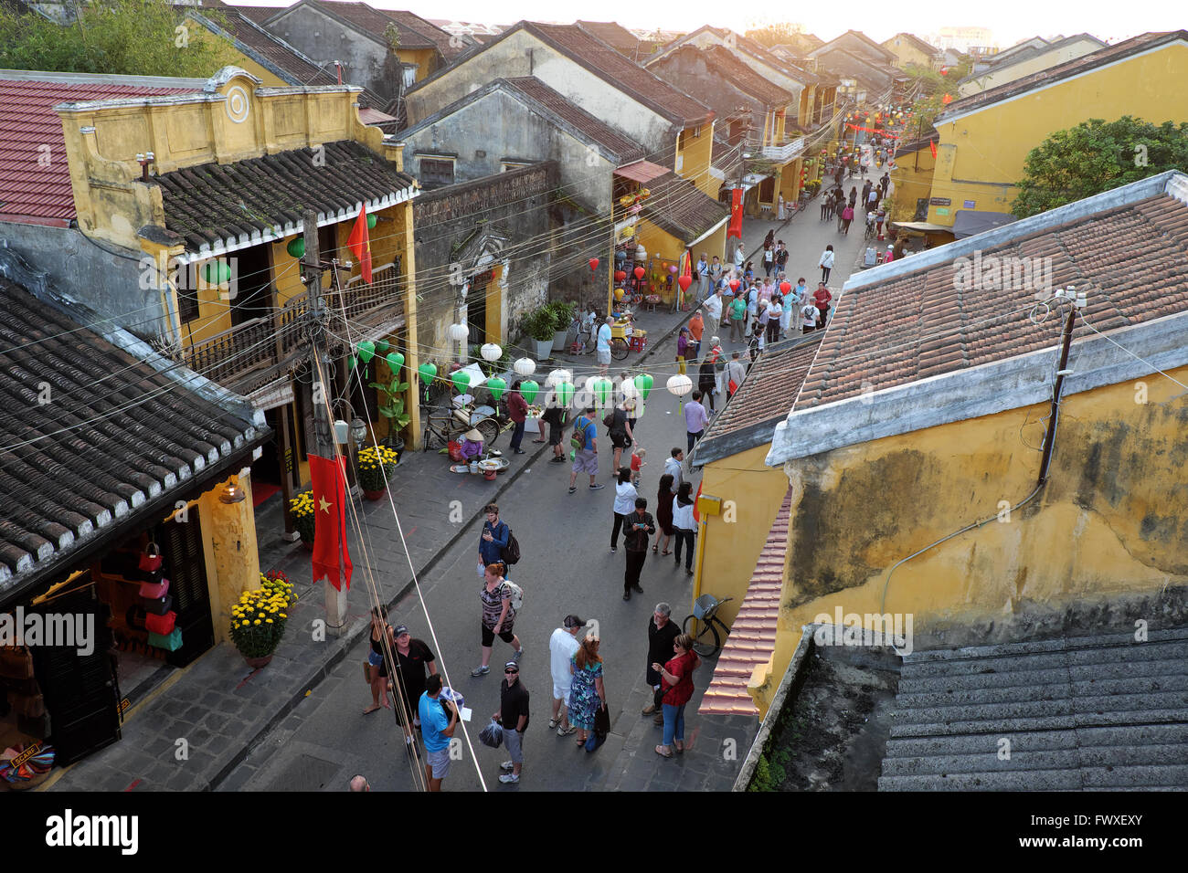 Gruppe von Menschen zu reisen, Hoian Altstadt, altes Haus, Land-Erbe Stadt freundlich mit Umgebung, zu Fuß, Fahrrad oder Rikscha Stockfoto