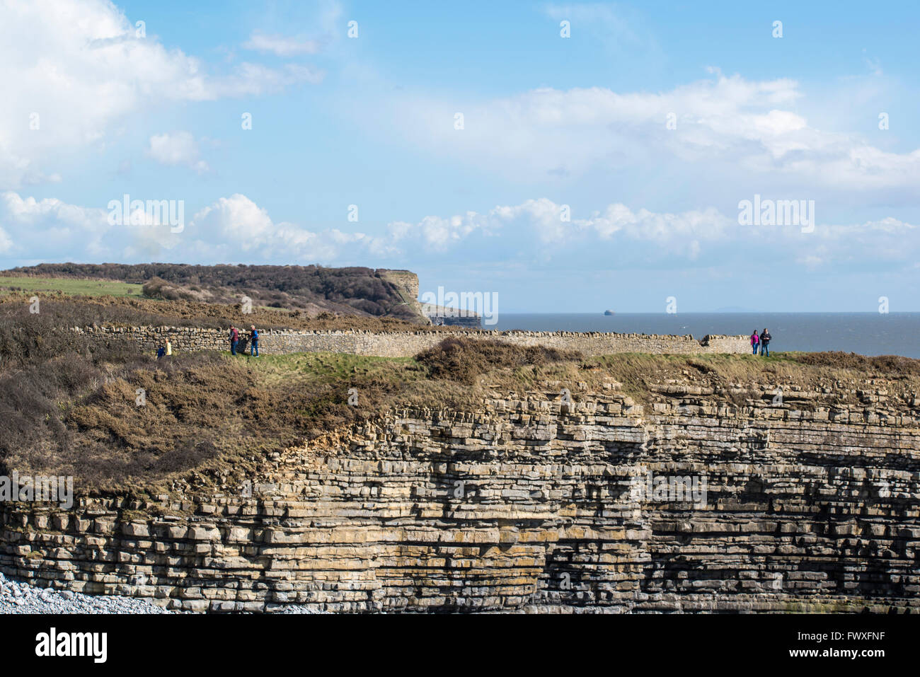 Menschen zu Fuß entlang der Klippen über der Bucht von Tresilian. Stockfoto