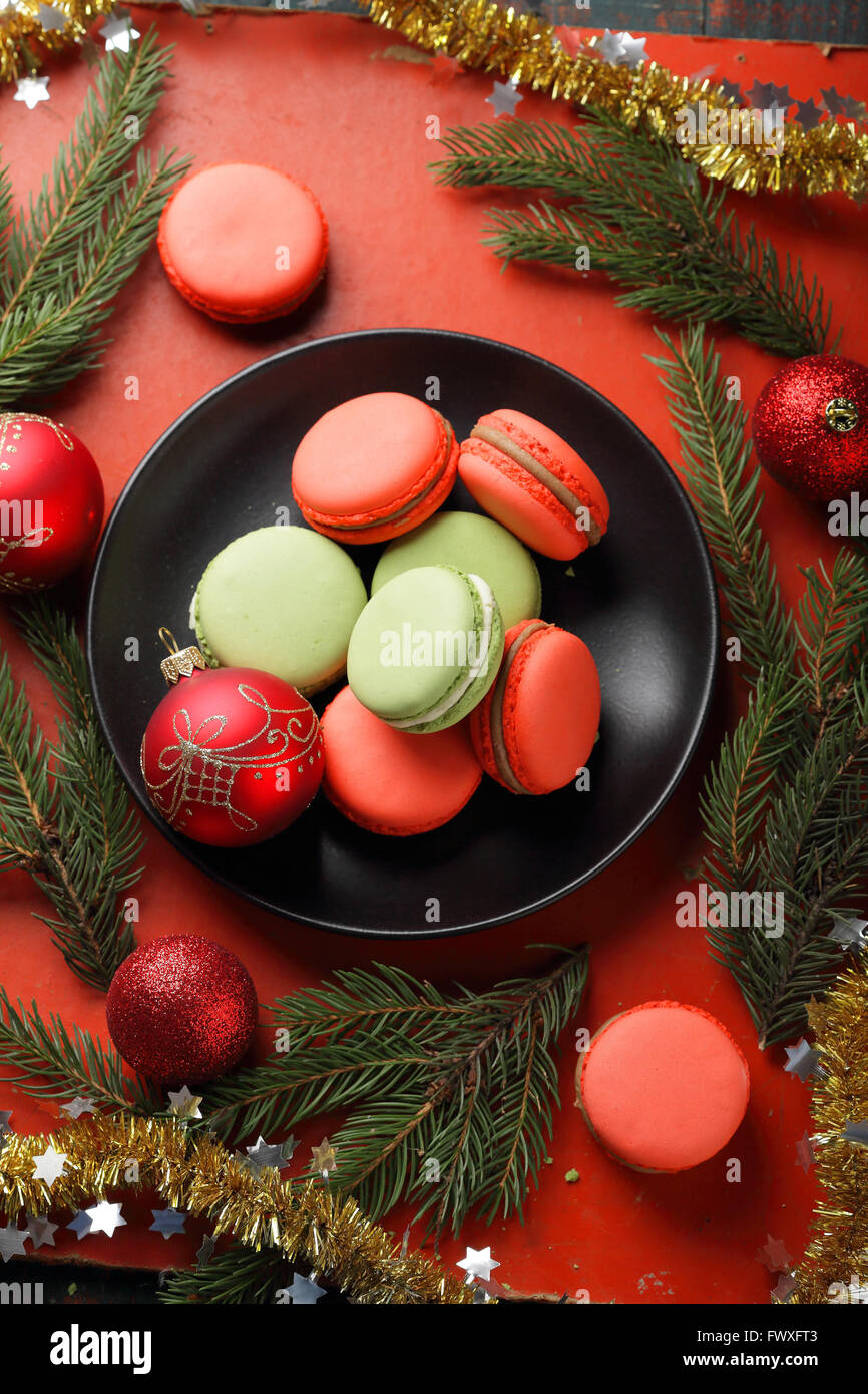 Weihnachten Makronen und Dekorationen, Lebensmittel-Draufsicht Stockfoto