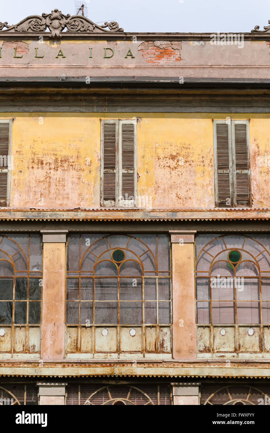 Detail der verglasten Loggia in der Villa Ida, Treviglio, einem großen verlassenen späten 19. Jahrhundert Haus. Stockfoto