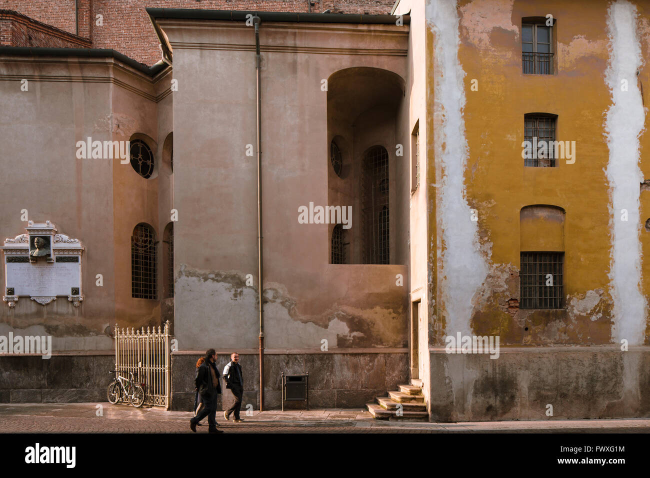 Abstrakte Formen entlang der Seite der Basilika di S. Martino, Treviglio, Italien. Stockfoto