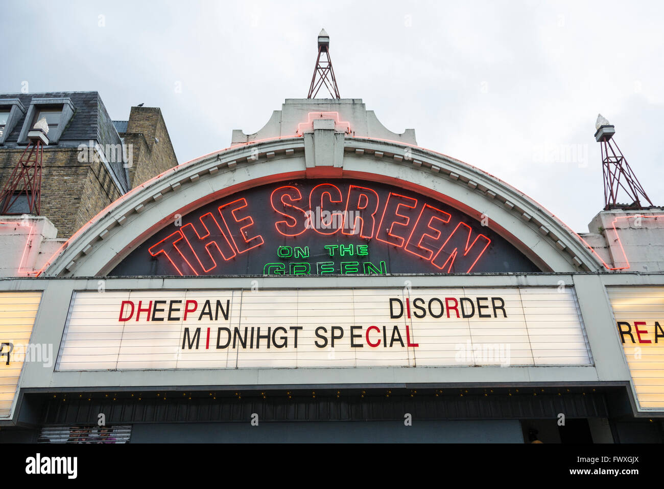 Nahaufnahme der Bildschirminhalte außerhalb des Bildschirms im Green Cinema in der Upper Street, Islington, London, Großbritannien Stockfoto
