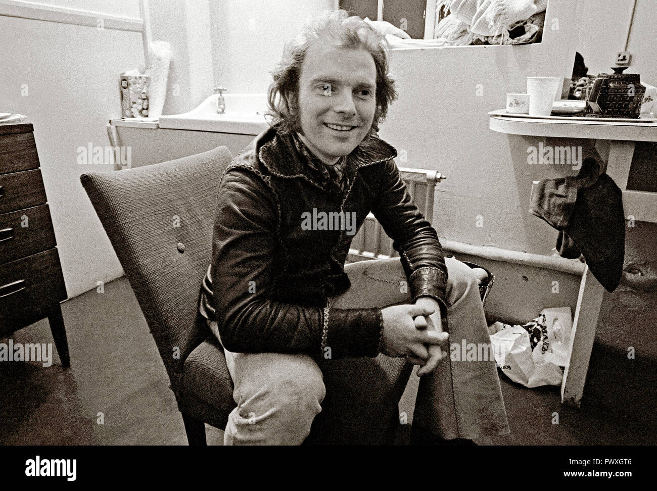 Van Morrison entspannt sich nach dem Auftritt im Hammersmith Odeon, London, 1974 in seiner Garderobe. (Es ist zu spät, um die Tour „Stop Now“ zu machen). Stockfoto