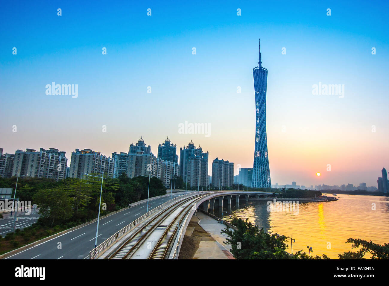 Guangzhou TV-Tower in der Abenddämmerung Stockfoto