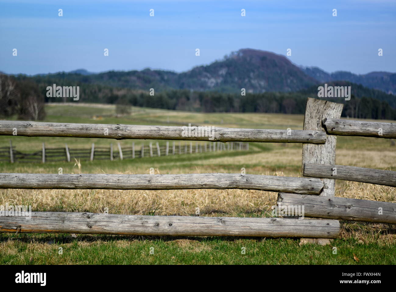 alten Zaun rund um Weide in Tschechien Stockfoto