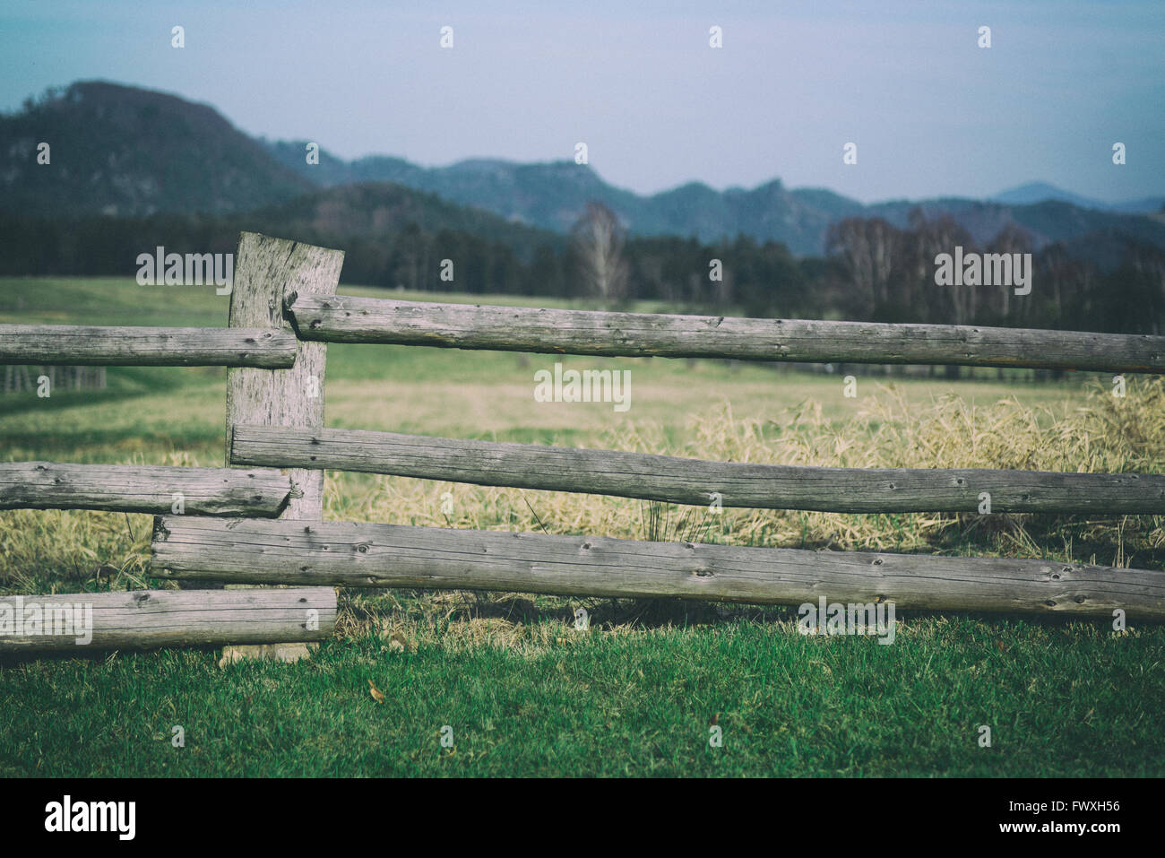 alten Zaun rund um Weide in Tschechien Stockfoto