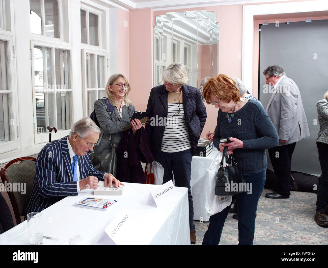 Oldie literarisches Mittagessen 03.08.16 mit Lucy Lethbridge;  Spieß und Polnisch; Barry Cryer; Jeremy Lewis; Nicholas Parsons; Stockfoto