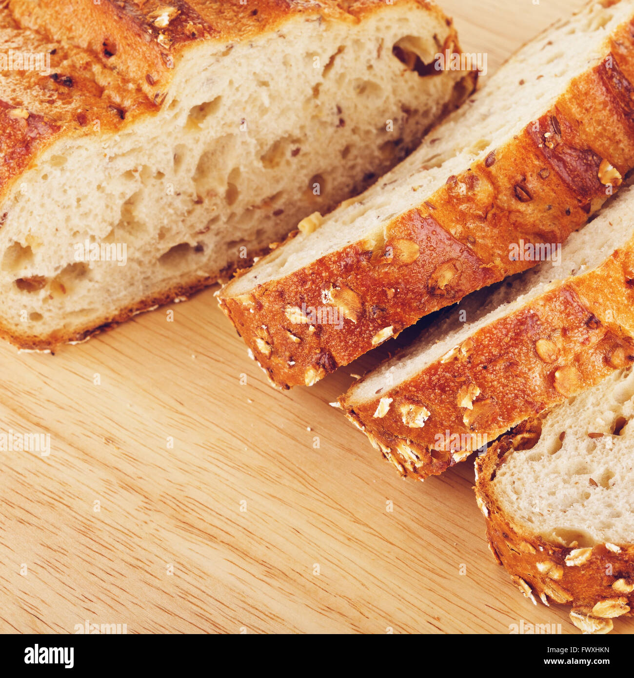 in Scheiben Vollkornbrot mit Hafer und Nüssen, auf Schneidebrett Stockfoto