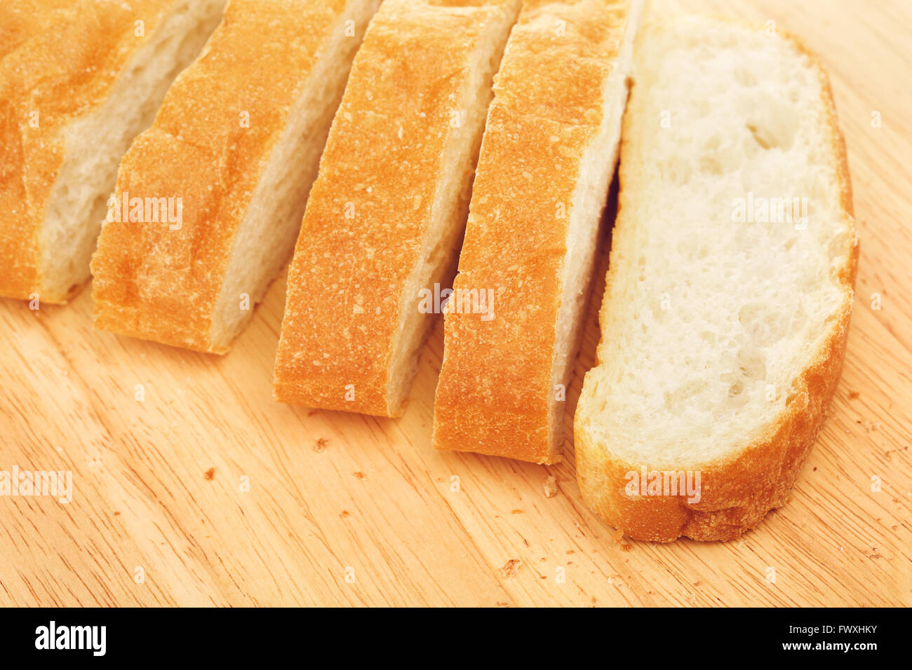 frisch geschnittene Ciabatta Brot liegen auf Schneidebrett Stockfoto