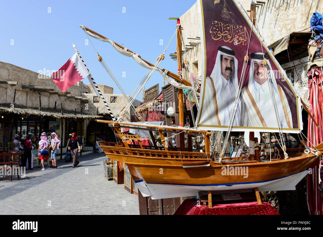 Souq Waqif Katar, Doha / KATAR, Doha, Basar Souk Wakif, Bildnis Emire Auf Segel Einer Miniatur Dhau, links Scheich Hamad bin Chalifa bin Hamad bin Abdullah bin Jassim bin Muhammed Al Thani Krieg von 1995 Bis 2013 Das Staatsoberhaupt des Emirats Katar, Scheich Tamim bin Hamad Al Thani ist Seit 2013 Rechts Staatsoberhaupt des Emirats Katar. Stockfoto