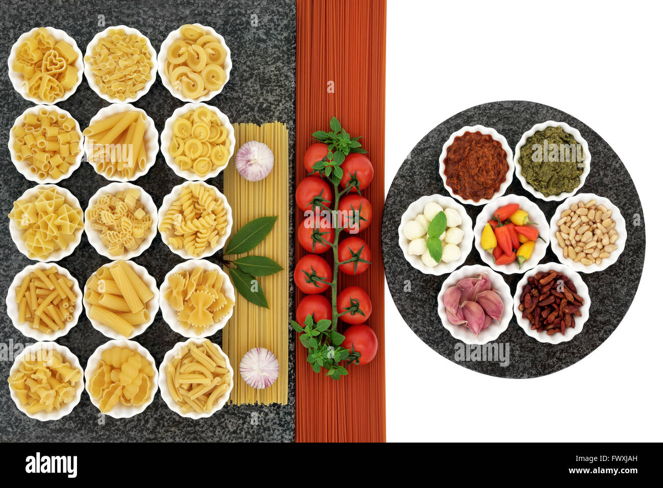 Italienische und mediterrane Küche Zutaten in Porzellanschalen auf ... Italienische und mediterrane Küche Zutaten in Porzellanschalen auf ...