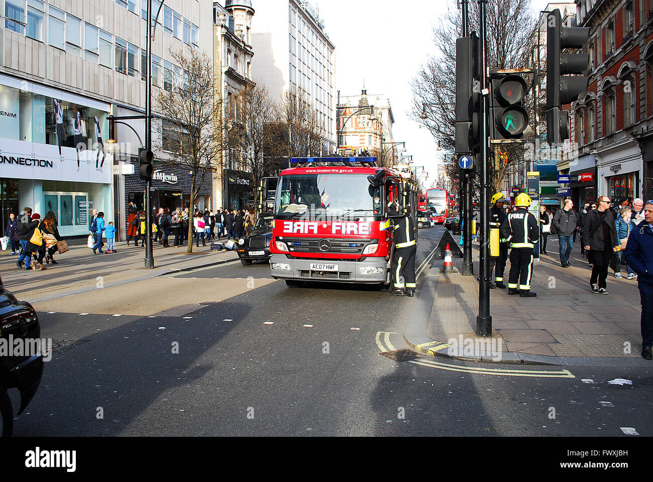 London, Vereinigtes Königreich. April 2016. London Fire Brigade nimmt am Vorfall in der Oxford Street Teil. Quelle: Alamy Live News Stockfoto