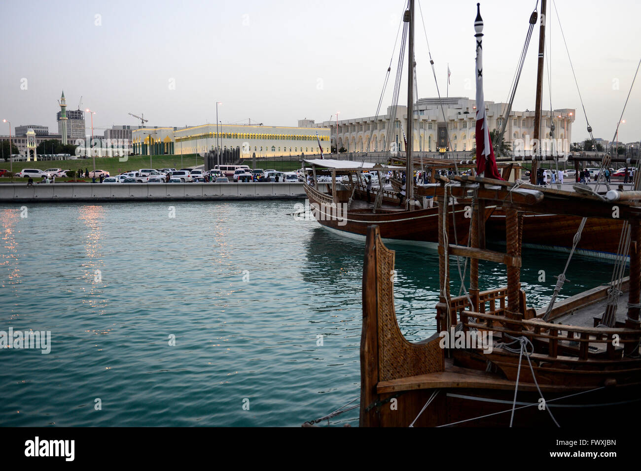 Katar, Doha, Innenstadt, Blick auf Parlament und Dhau-Hafen / KATAR, Doha, Blick Zum Parlament Und Bucht Mit Dhau Hafen Stockfoto