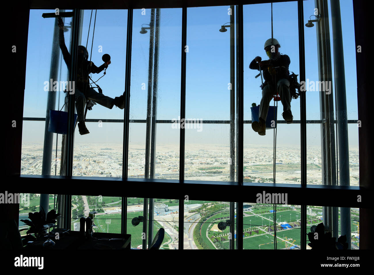 KATAR, Doha, Sportpark im Khalifa International Stadium zur FIFA WM 2022 arbeiten philippinische Wanderarbeiter als Fensterputzer im Aspire Tower, Sportpark Aspire Academy for Sports Excellence ist auch Trainingslager des deutschen Fußballvereins FC Bayern , FC Bayern Stockfoto
