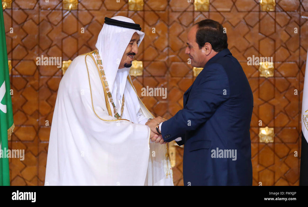 Saudi-Arabiens König Salman auf einem offiziellen Staatsbesuch nach Ägypten trifft mit Ägyptens Präsident El-Sisi im Präsidentenpalast Stockfoto