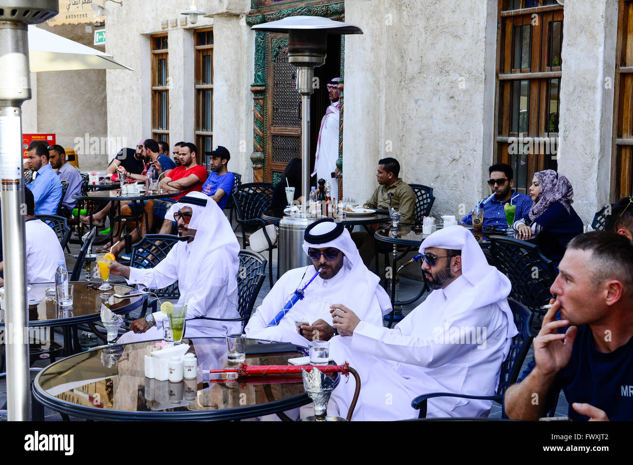Katar, Doha, Bazar Souq Waqif, Sheikh im Shisha-Café / Scheichs in Shisha Cafe, Basar Souk Wakif, Doha, KATAR Stockfoto