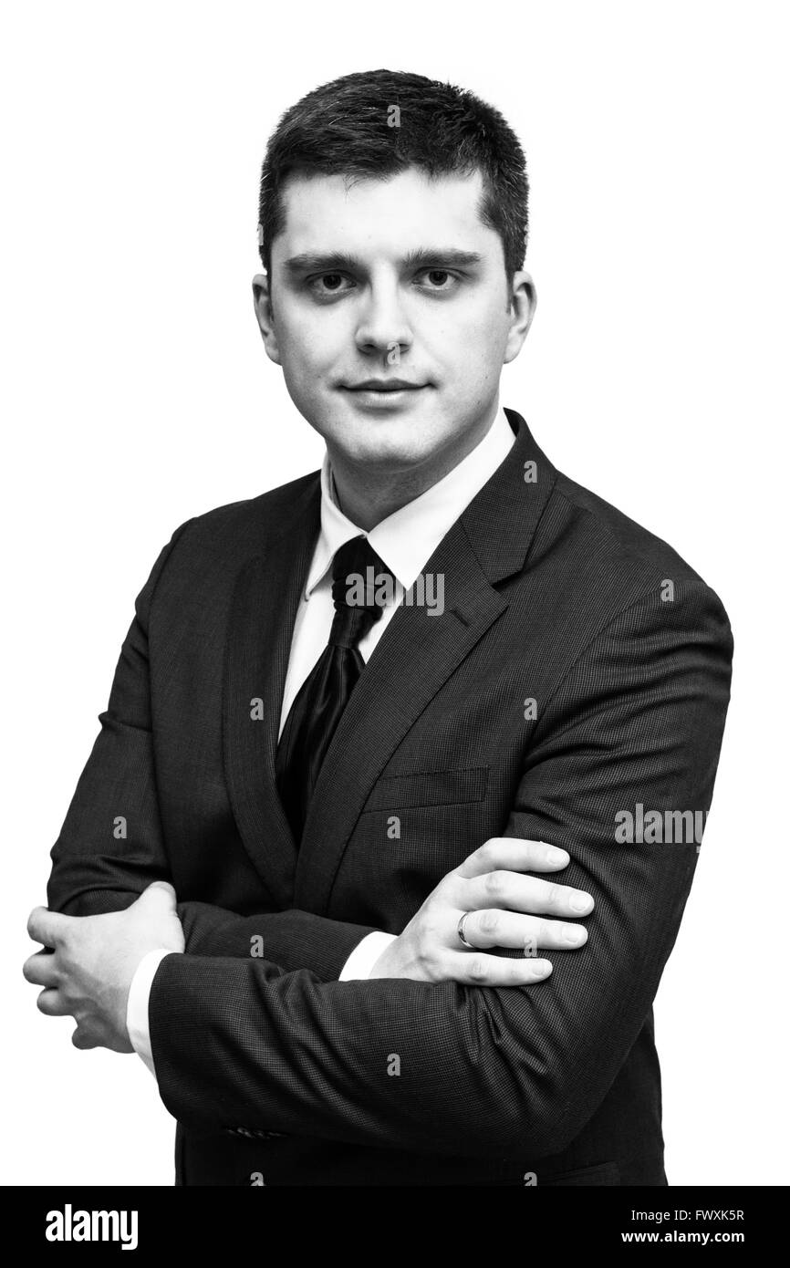 Geschäftsmann mit verschränkten Armen in die Kamera schaut Stockfoto