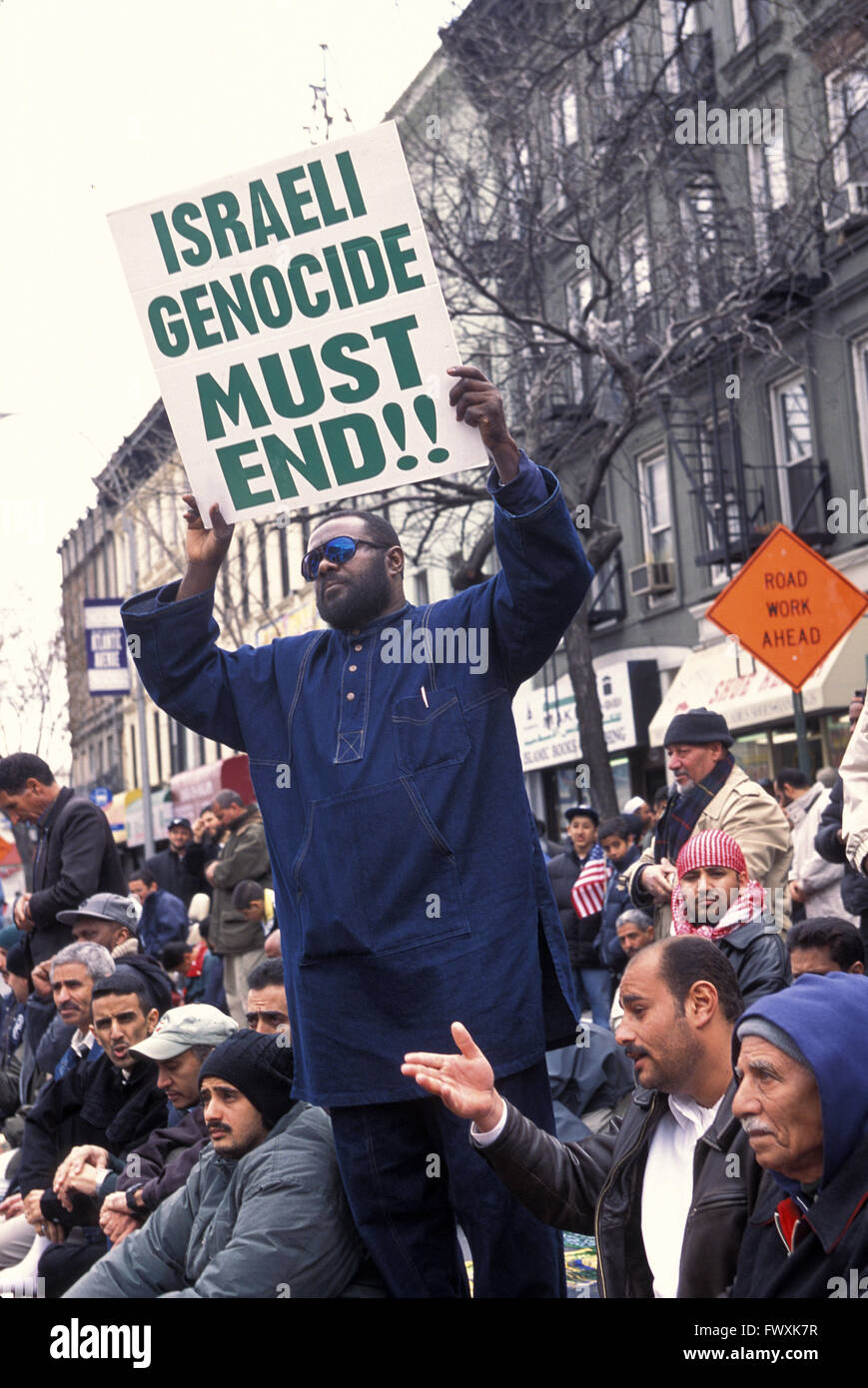 Palästinensische Amerikaner protestieren gegen die israelische Besatzung und Umgang mit Palästinensern auf der Atlantic Avenue in Brooklyn, New York. Stockfoto