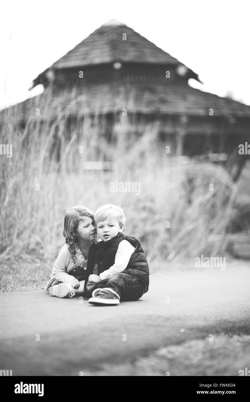 Schwarz / weiß Fotografie von Bruder und Schwester im park Stockfoto