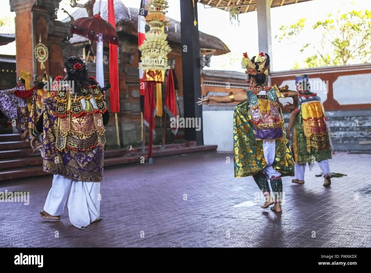 UBUD, BALI, Indonesien - 20. SEPTEMBER: Traditioneller Tanz Legong und Barong erfolgt durch lokale professionelle Schauspieler in Ubud Pala Stockfoto