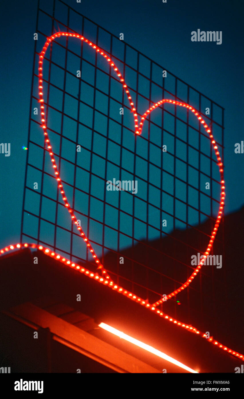 Licht geformte Liebe Herz Symbol auf dem Dach des Hauses Stockfoto