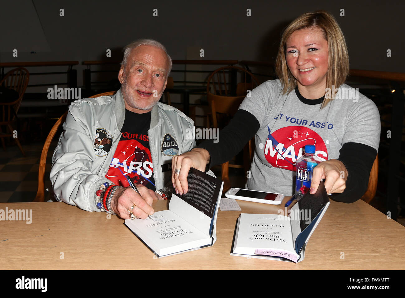 Buzz Aldrin (L) signiert sein Buch "kein Traum ist zu hoch: Leben Lektionen von A Mann, die Schritte auf dem Mond" bei Buch-Revue. Stockfoto