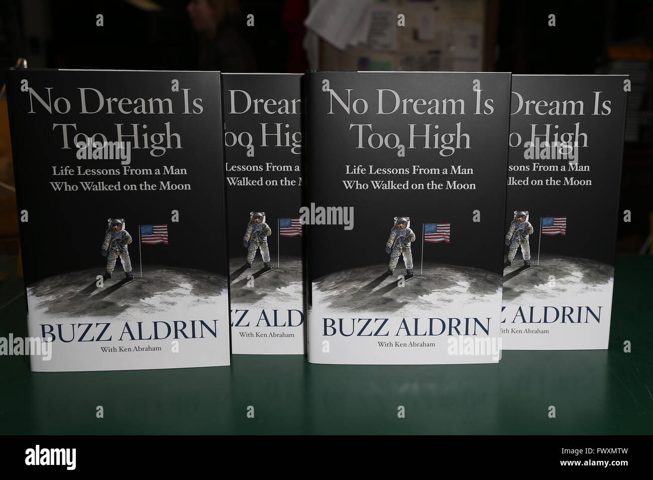 "Kein Traum ist zu hoch: Leben Lektionen von A Mann, die Schritte auf dem Mond" geschrieben von Buzz Aldrin ist angezeigt bei Buch Revue auf Plüsch Stockfoto