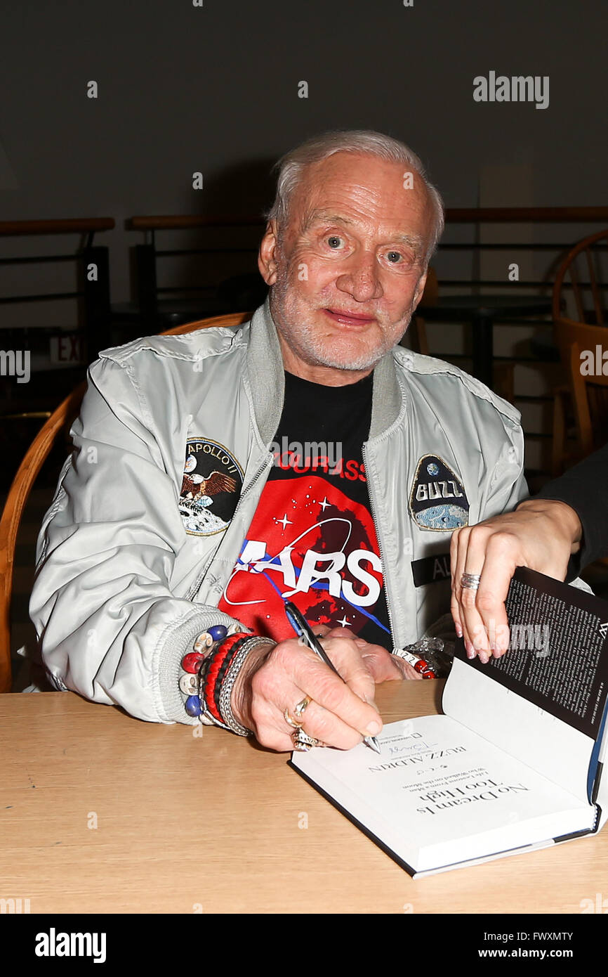 Buzz Aldrin signiert sein Buch "kein Traum ist zu hoch: Leben Lektionen von A Mann, die Schritte auf dem Mond" bei Buch Revue am 5. April 2016 Stockfoto