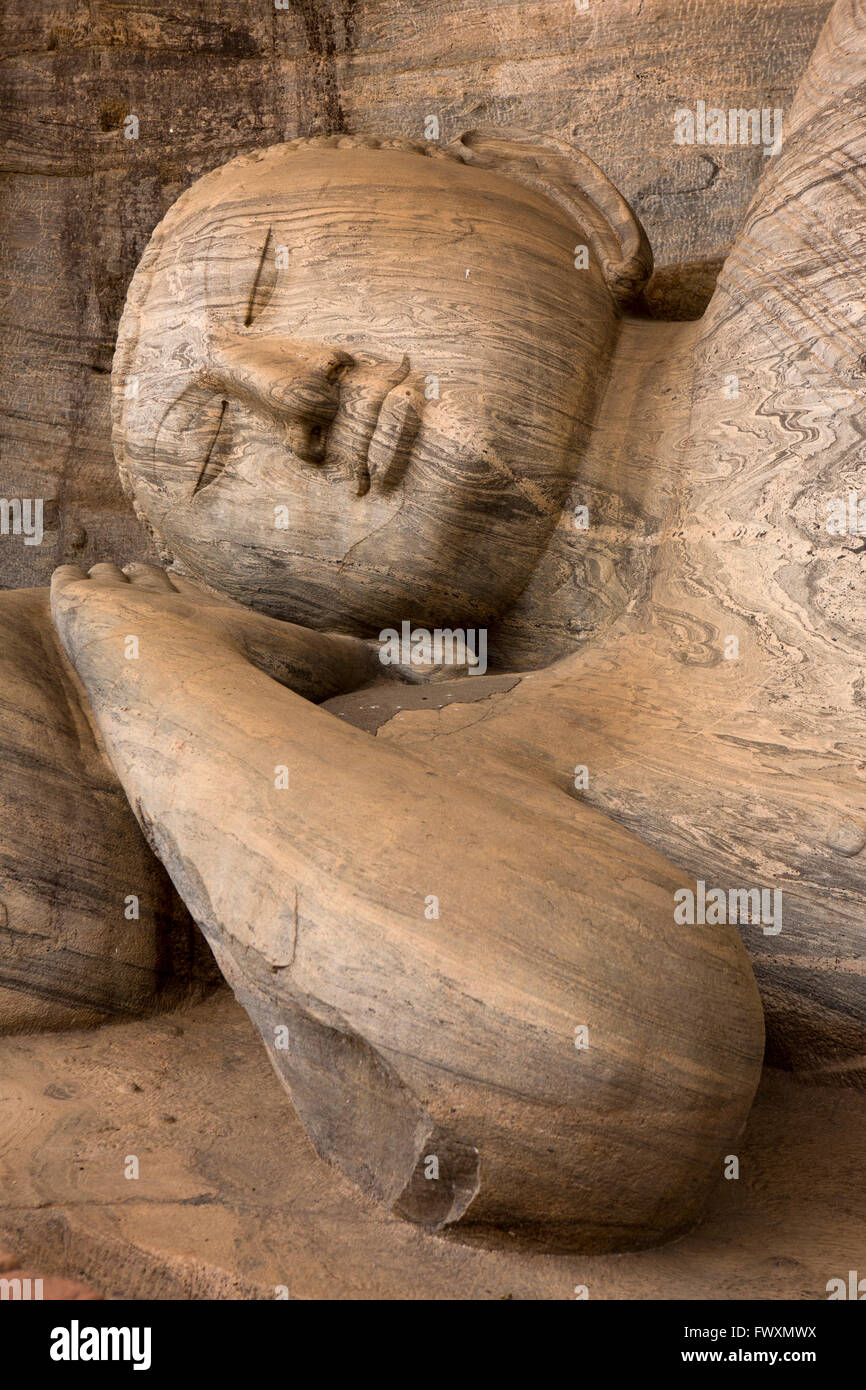 Sri Lanka, Polonnaruwa, Gal Vihara, Kopf des liegenden Buddha ruht auf geschnitzten Kissen Stockfoto