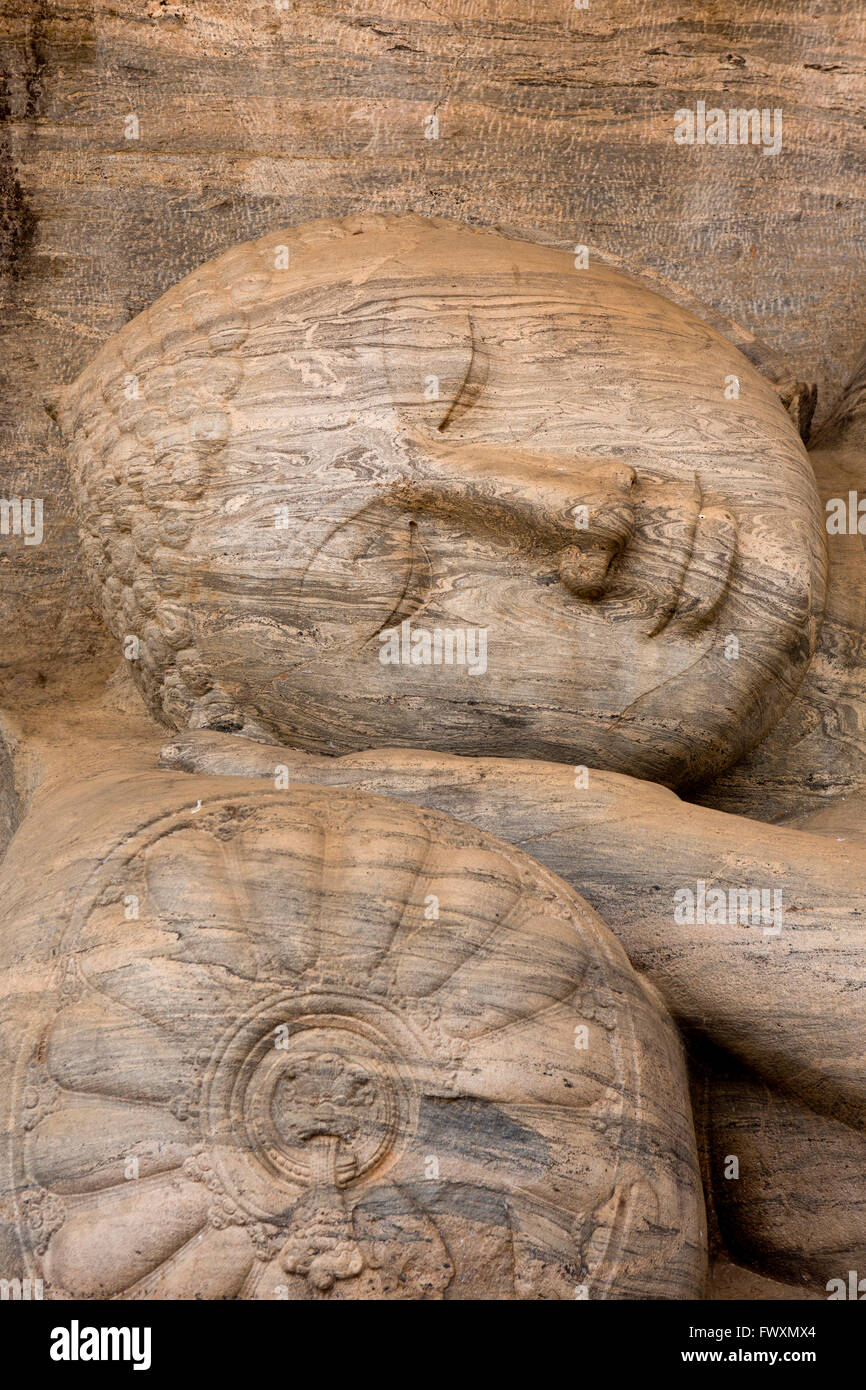 Sri Lanka, Polonnaruwa, Gal Vihara, Leiter der Recling Buddha ruht auf Kissen geschnitzt Stockfoto