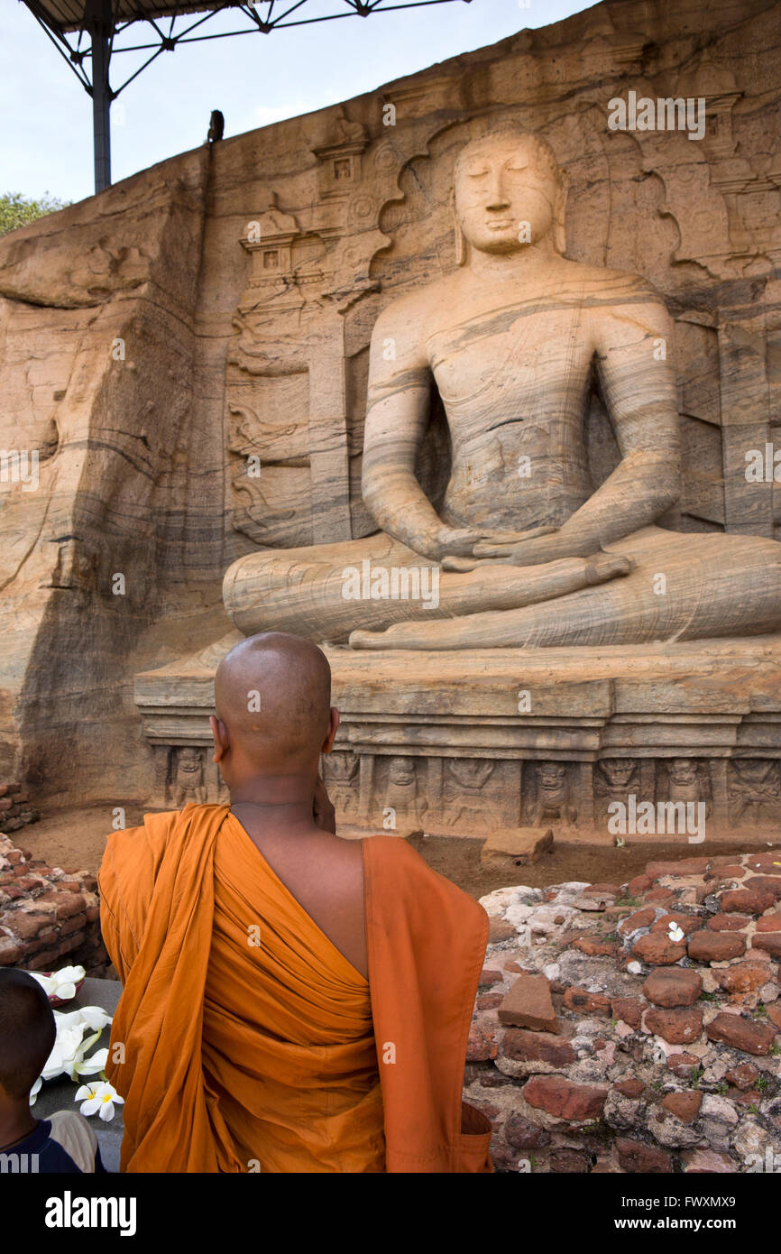 Sri Lanka, Polonnaruwa, Gal Vihara, buddhistischer Mönch beten am ...