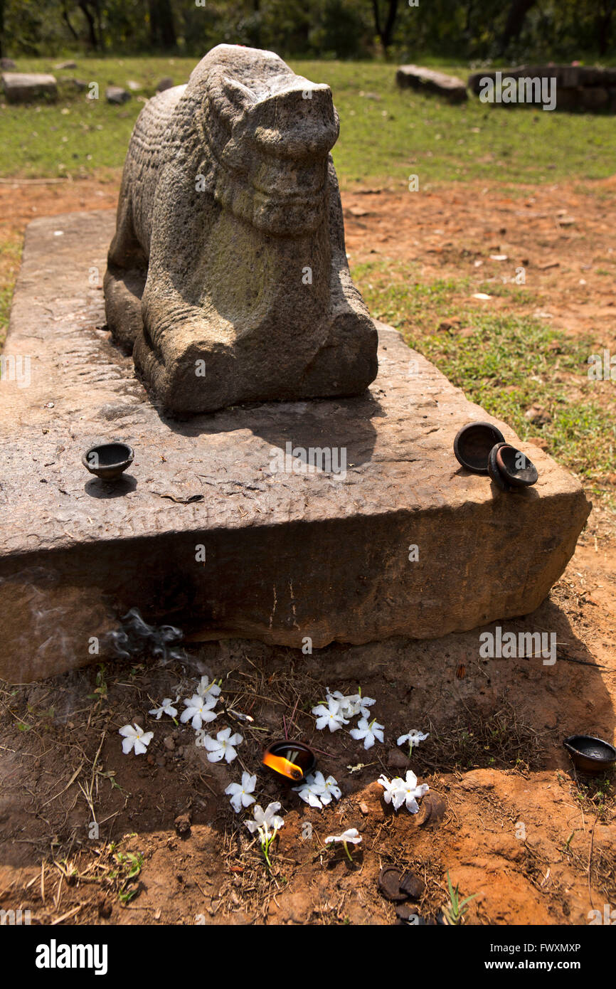 Sri Lanka, Polonnaruwa, Shiva Devale keine 2, floral Jasmin Angebote an antiken kopflose Nandi-statue Stockfoto