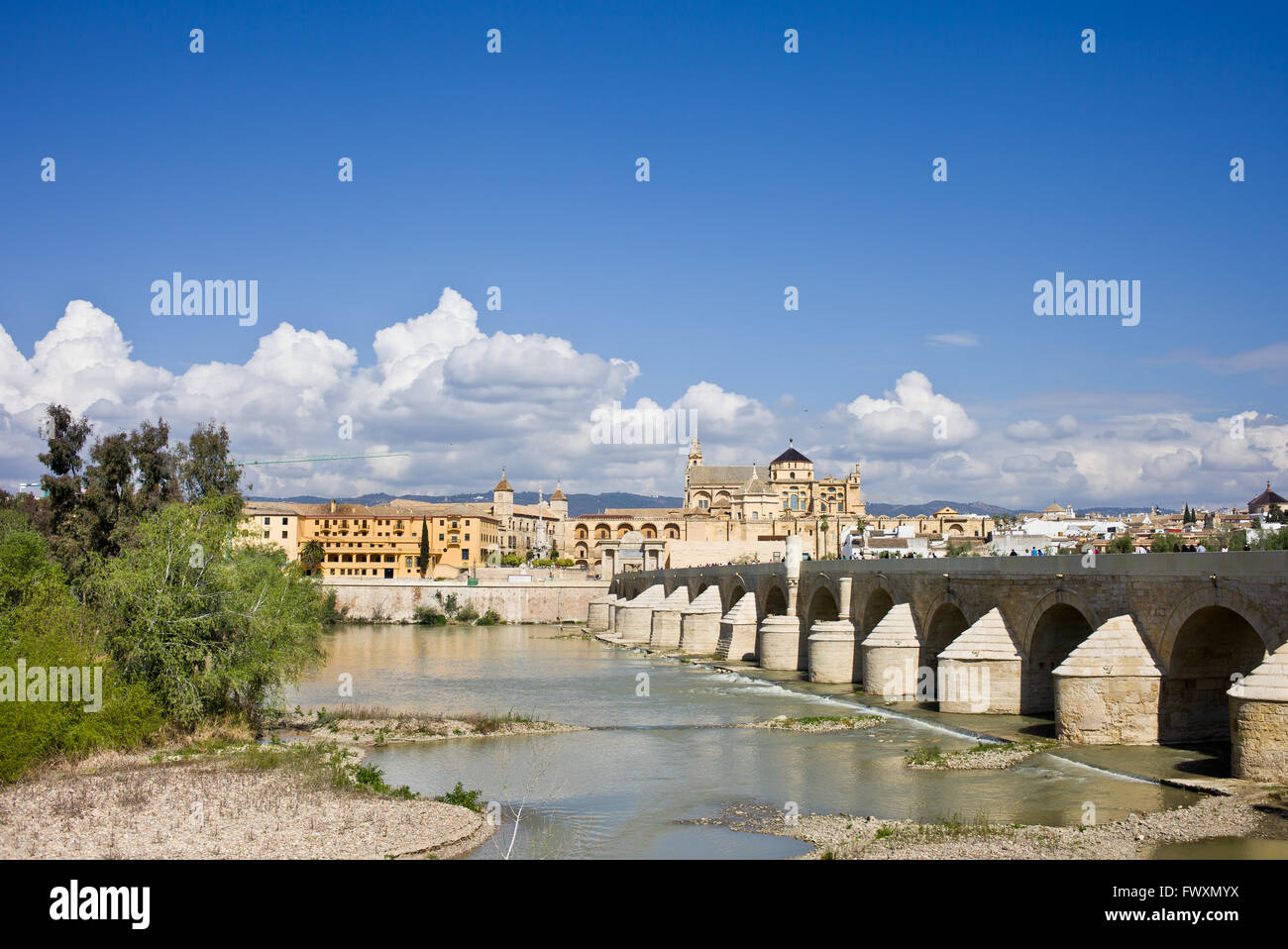 Spanien, Andalusien, Cordoba, Fluss Guadalquivir, Römerbrücke, Moschee-Kathedrale Mezquita Stockfoto