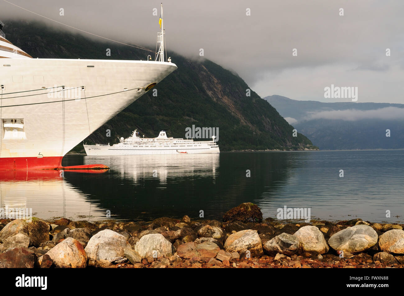 Kreuzfahrtschiff Princess Daphne vor Anker, gerahmt von P&O Kreuzfahrtschiff Arcadia, das 2011 in Eidfjord, Norwegen, vor Anker lag. Stockfoto
