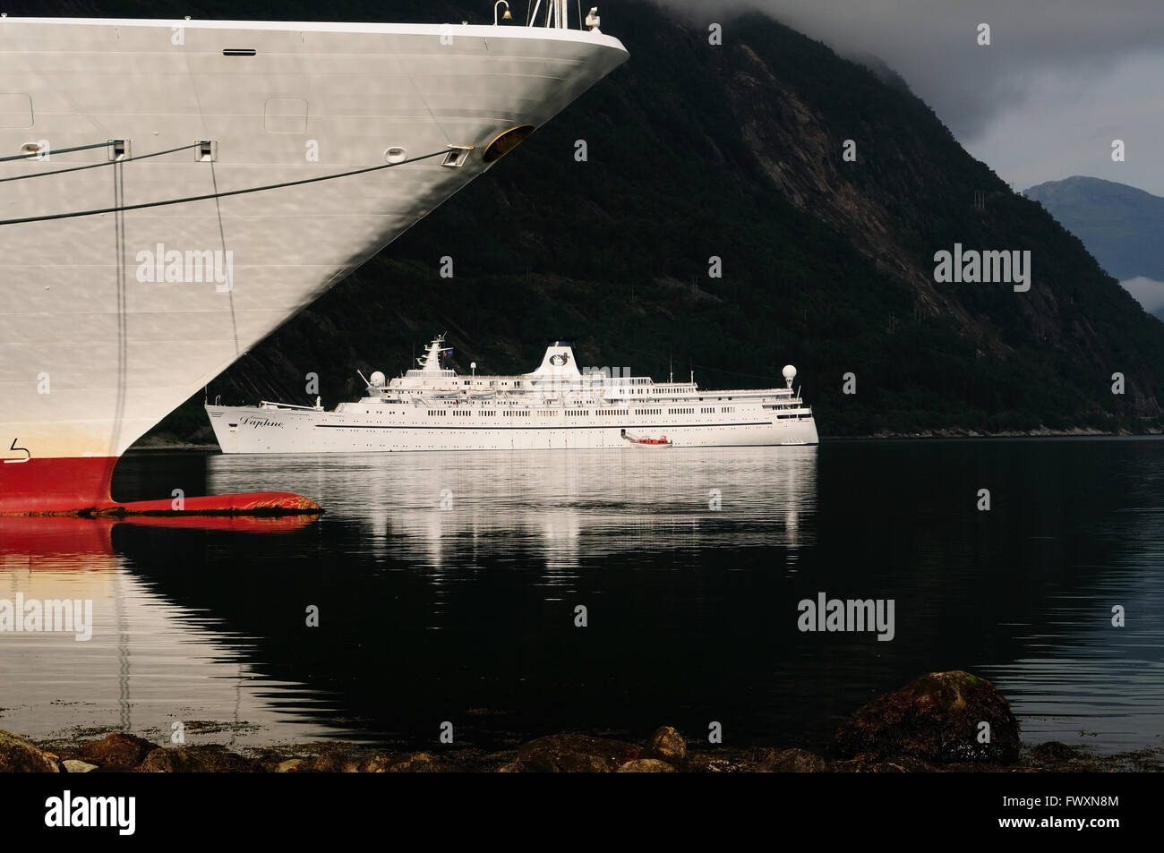 Kreuzfahrtschiff Princess Daphne vor Anker, gerahmt von P&O Kreuzfahrtschiff Arcadia, das 2011 in Eidfjord, Norwegen, vor Anker lag. Stockfoto