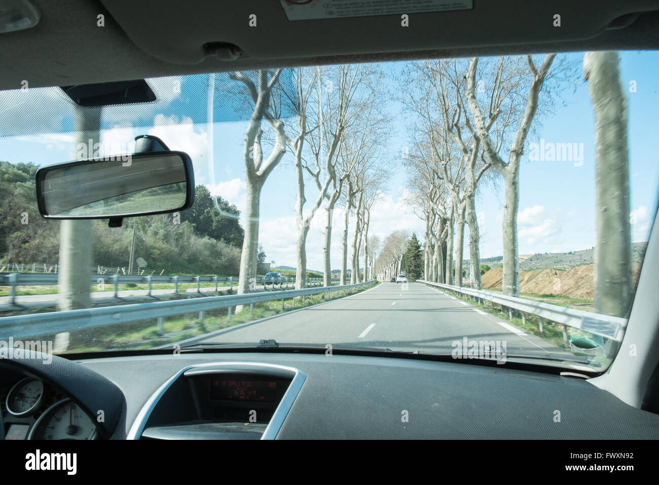 Platanen säumen die Straße, die D118, zwischen Limoux und Couiza in Aude, Südfrankreich, Frankreich, Französisch, Straße, Land, Land, Land, Europa. Stockfoto