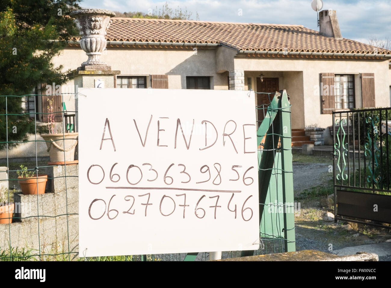 Einfamilienhaus zu verkaufen in dörflicher Umgebung in der Nähe von Limoux, Aude, Südfrankreich, Frankreich, Europa. Stockfoto