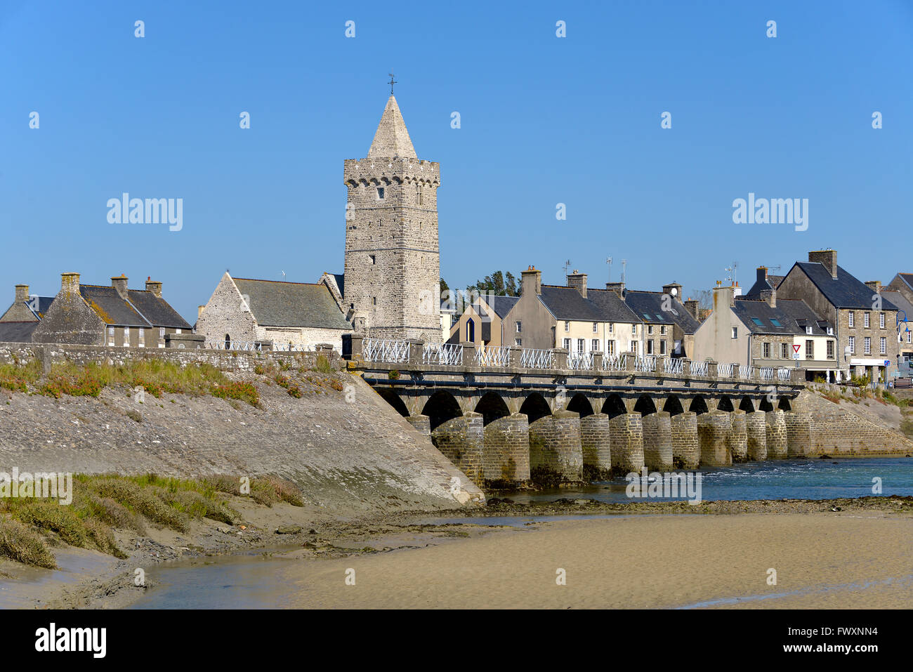 Kirche und Brücke von Port-Bail in Frankreich Stockfoto