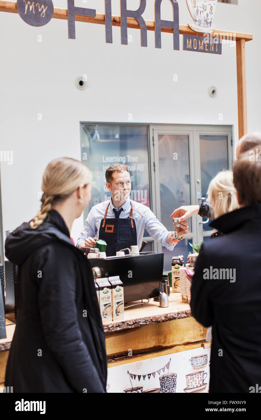 Schweden, arbeiten im Café Barista Stockfoto