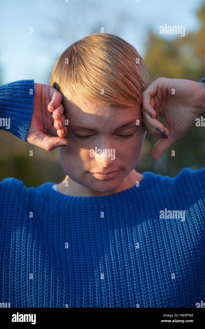 Schweden, geschlossen Mitte Erwachsene Frau mit Augen Biegekopf Stockfoto