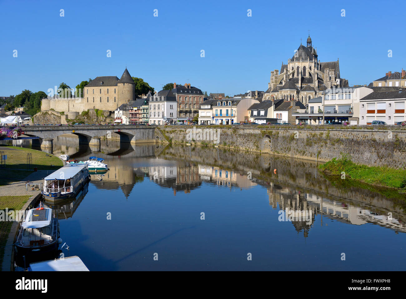 Fluss in der Stadt Mayenne mit Notre-Dame-Basilika und das Schloss, Gemeinde im Département Mayenne in Nordwest-Frankreich Stockfoto