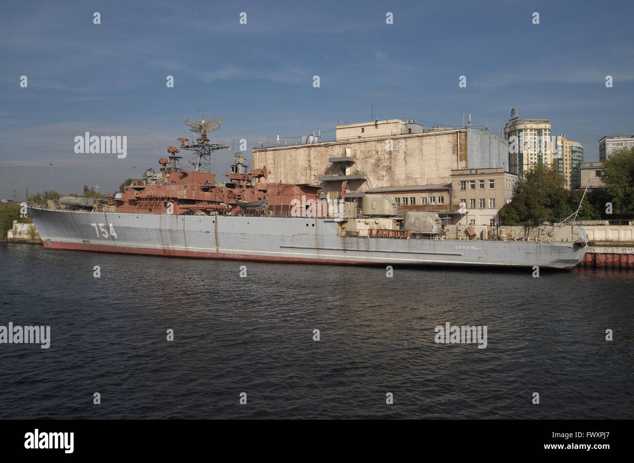 Alte russische Kriegsschiff günstig am Fluss Moskwa, nördlich von Moskau, Russland. Stockfoto